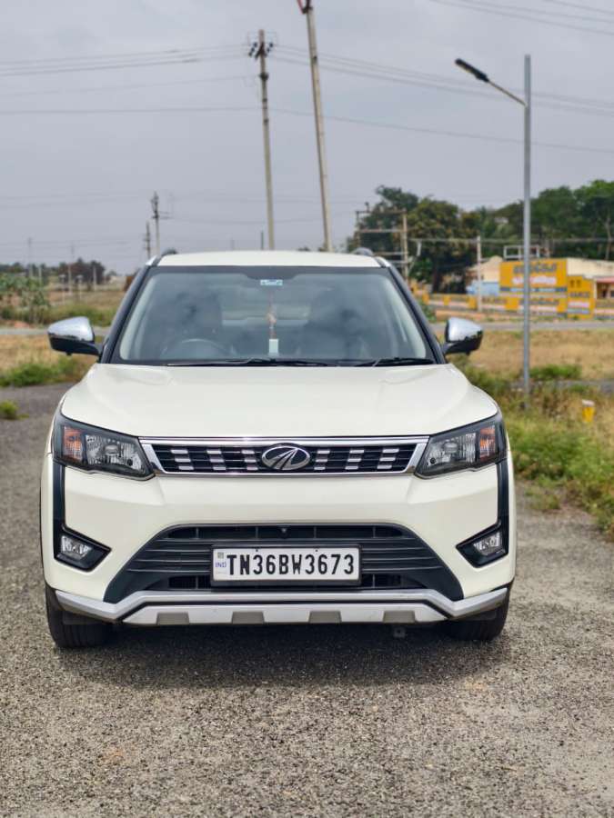 Mahindra XUV300 W6